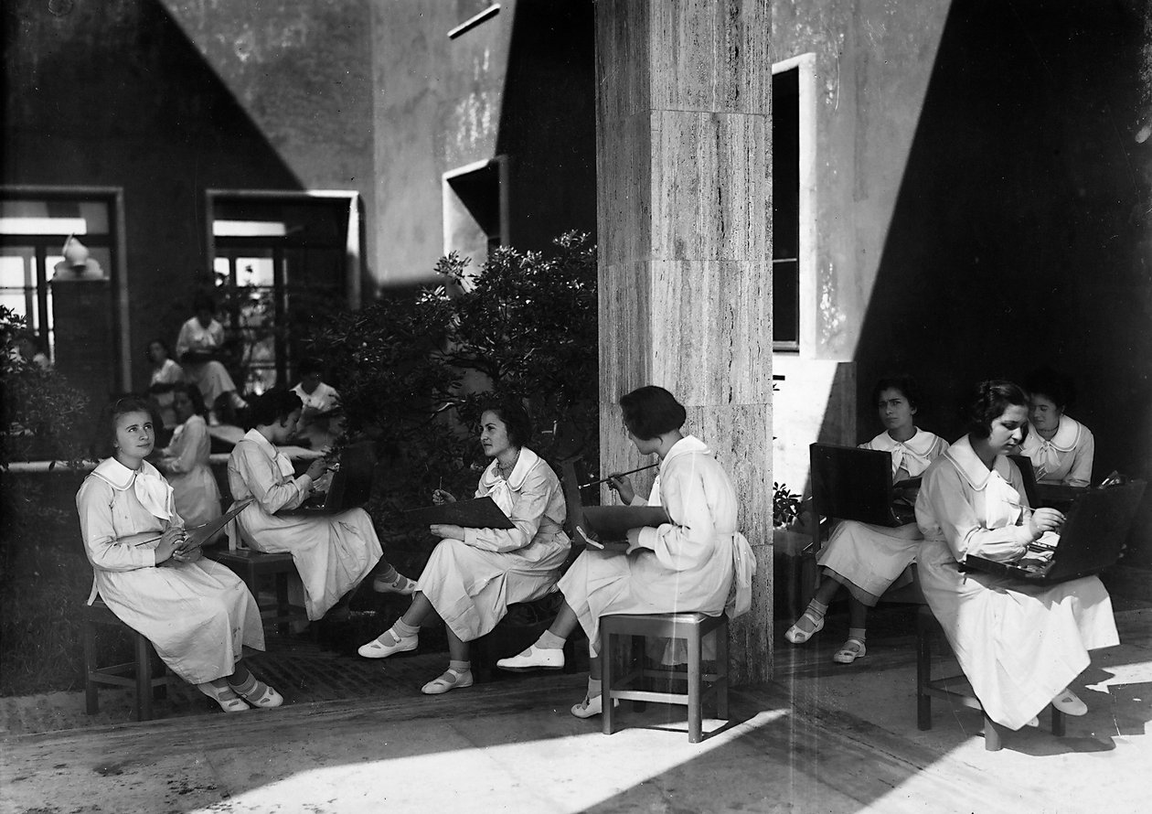 Villa Rosa Maltoni Mussolini: kvinnelige studenter under en maletime (s/hv-bilde) av Fratelli Alinari