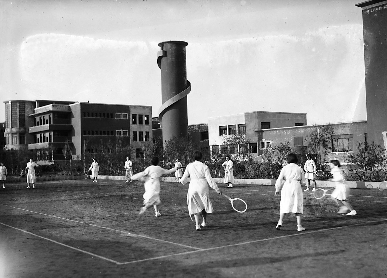 Villa Rosa Maltoni Mussolini: kvinnelige studenter under en tenniskamp (s/hv-bilde) av Fratelli Alinari