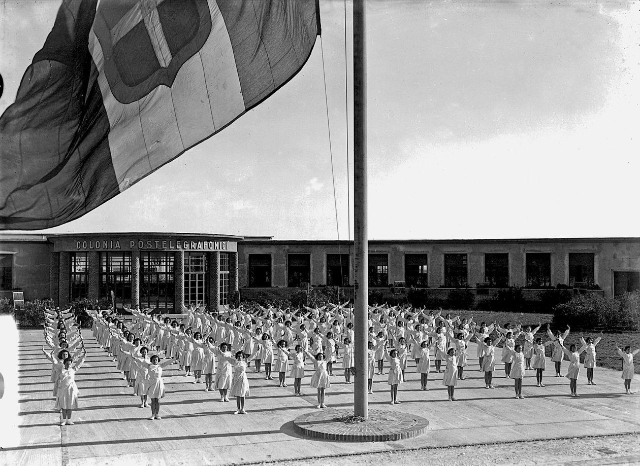 Villa Rosa Maltoni Mussolini: kvinnelige studenter som trener (s/hv-bilde) av Fratelli Alinari