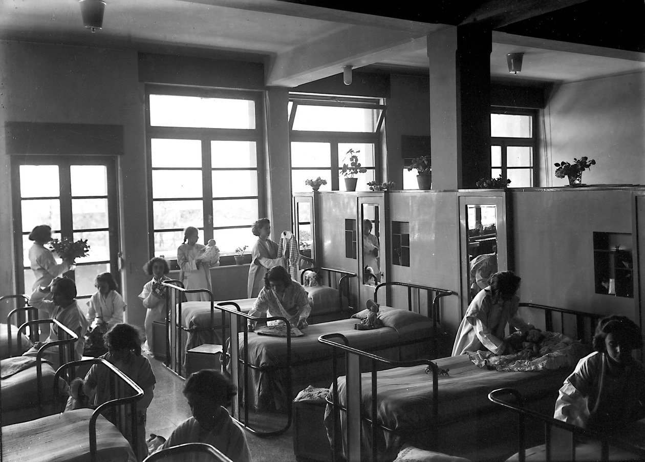 Villa Rosa Maltoni Mussolini: kvinnelige studenter rydder soverommene sine (s/hv-bilde) av Fratelli Alinari