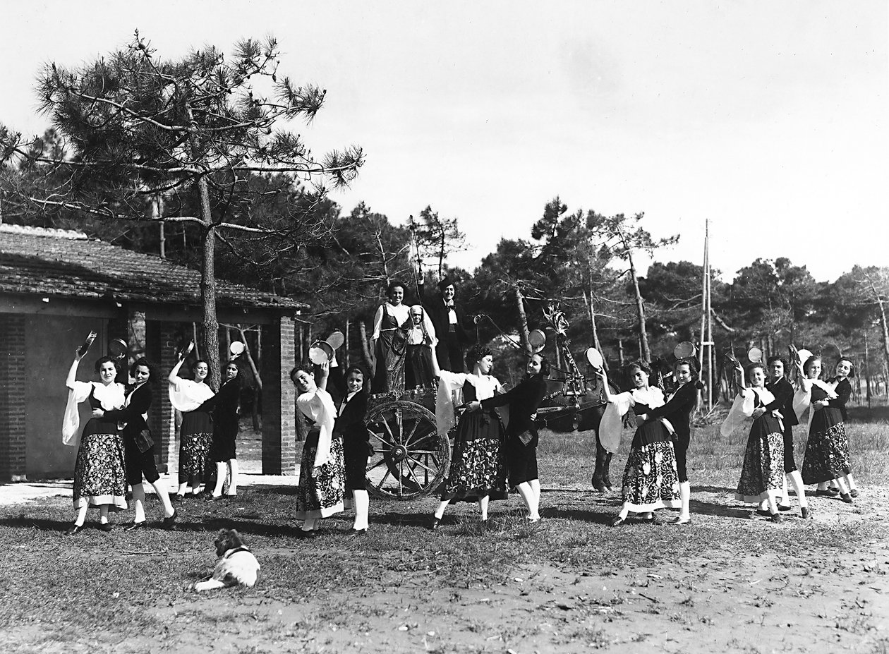 Villa Rosa Maltoni Mussolini: gruppe ungdommer iført tradisjonelle sicilianske kostymer (s/hv-bilde) av Fratelli Alinari