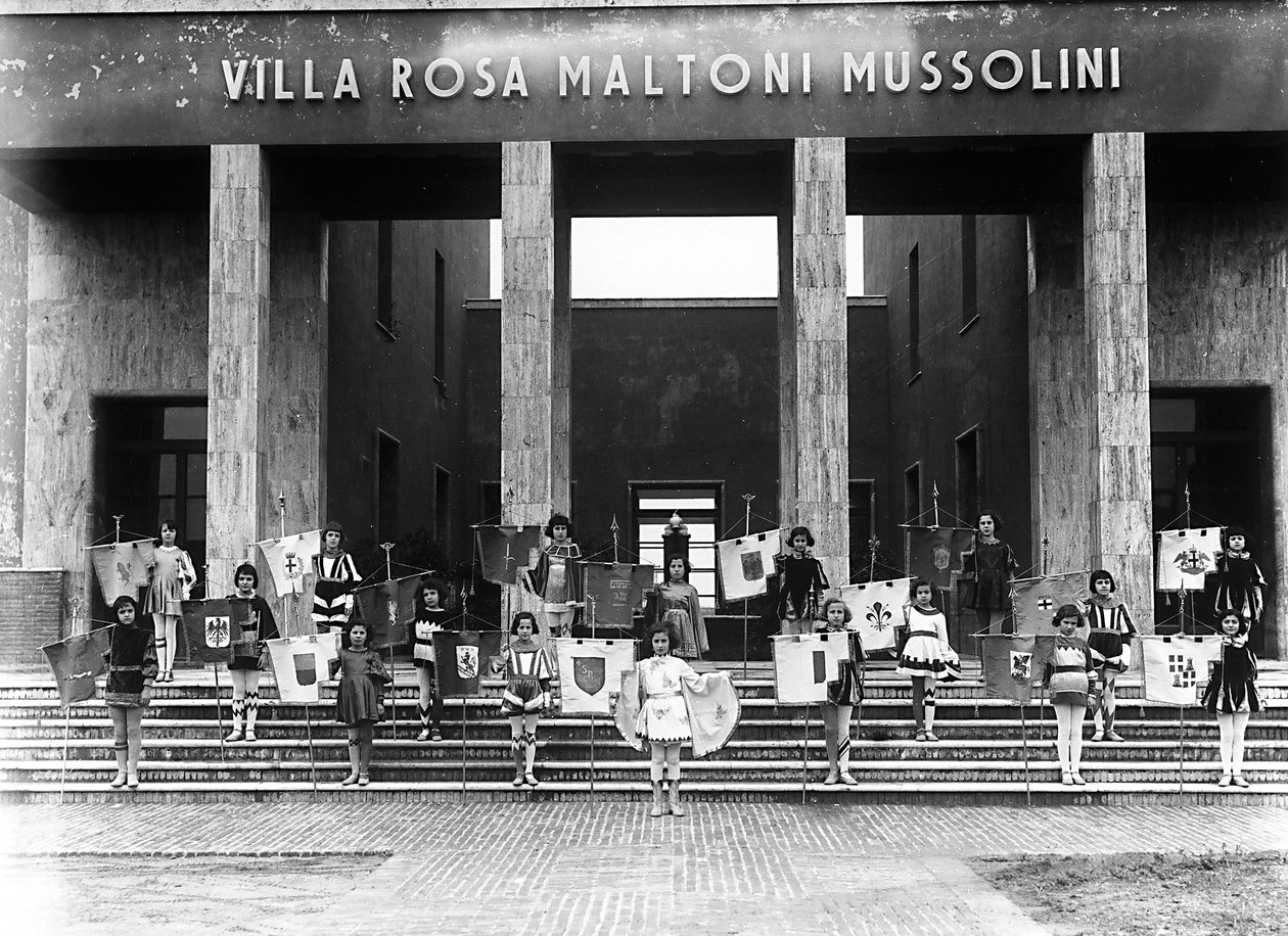 Villa Rosa Maltoni Mussolini: gruppe unge jenter utkledd som sidegutter (s/hv-bilde) av Fratelli Alinari