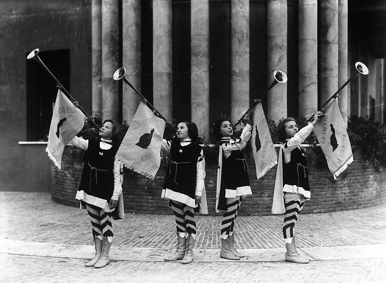 Villa Rosa Maltoni Mussolini: gruppe unge jenter utkledd som sidegutter (s/hv-bilde) av Fratelli Alinari