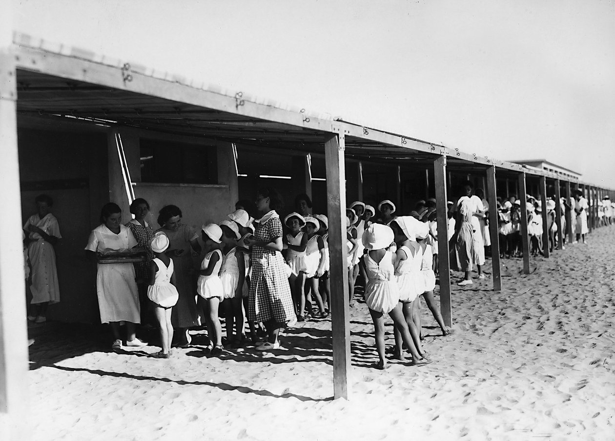 Villa Rosa Maltoni Mussolini: måltidsutdeling på stranden (s/hv-bilde) av Fratelli Alinari