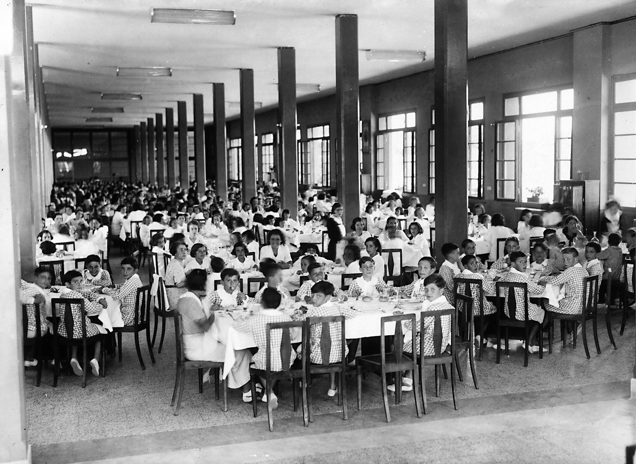 Villa Rosa Maltoni Mussolini: måltid i spisesalen (s/hv-bilde) av Fratelli Alinari