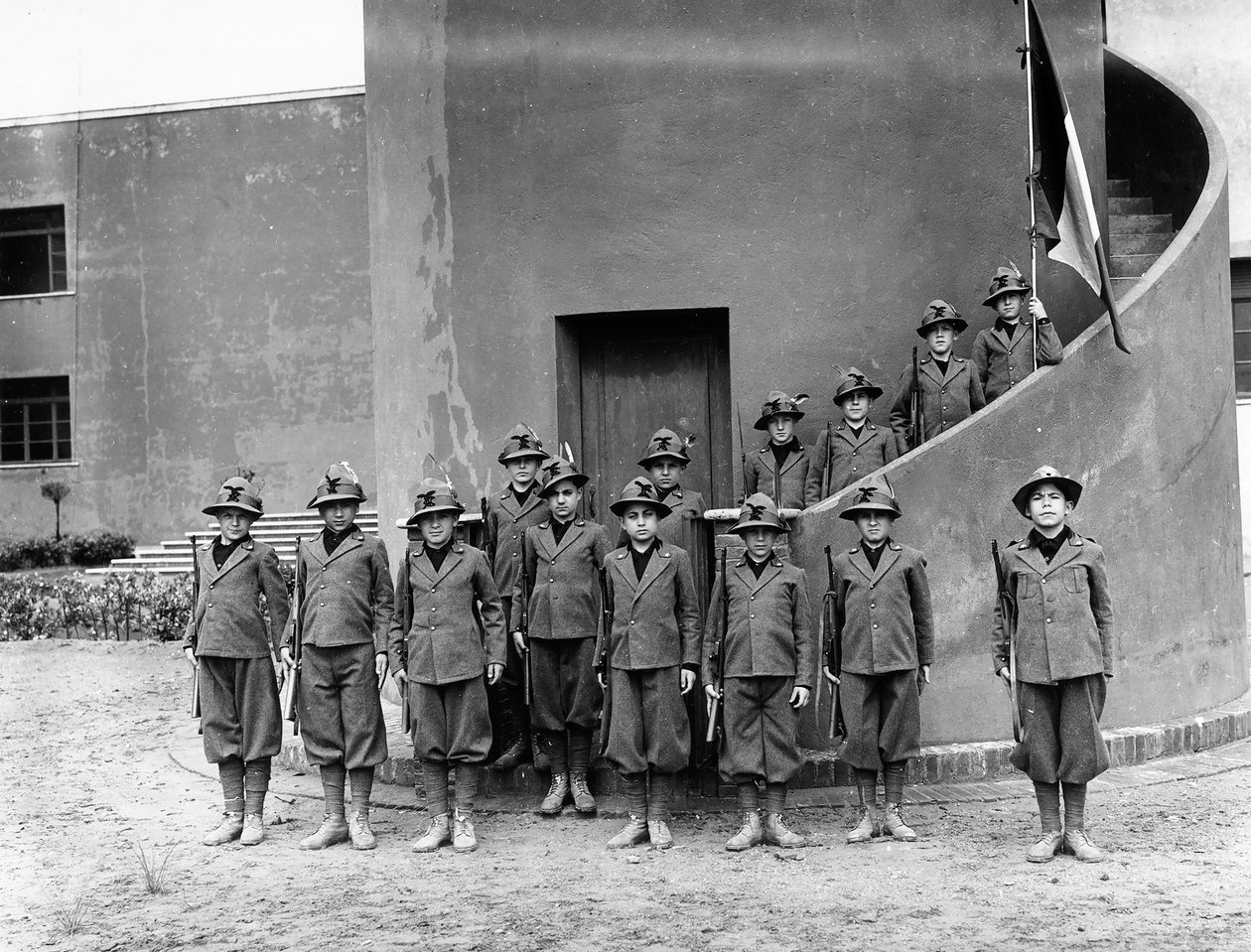 Villa Rosa Maltoni Mussolini: portrett av barn iført friuliske militæruniformer (s/hv-bilde) av Fratelli Alinari