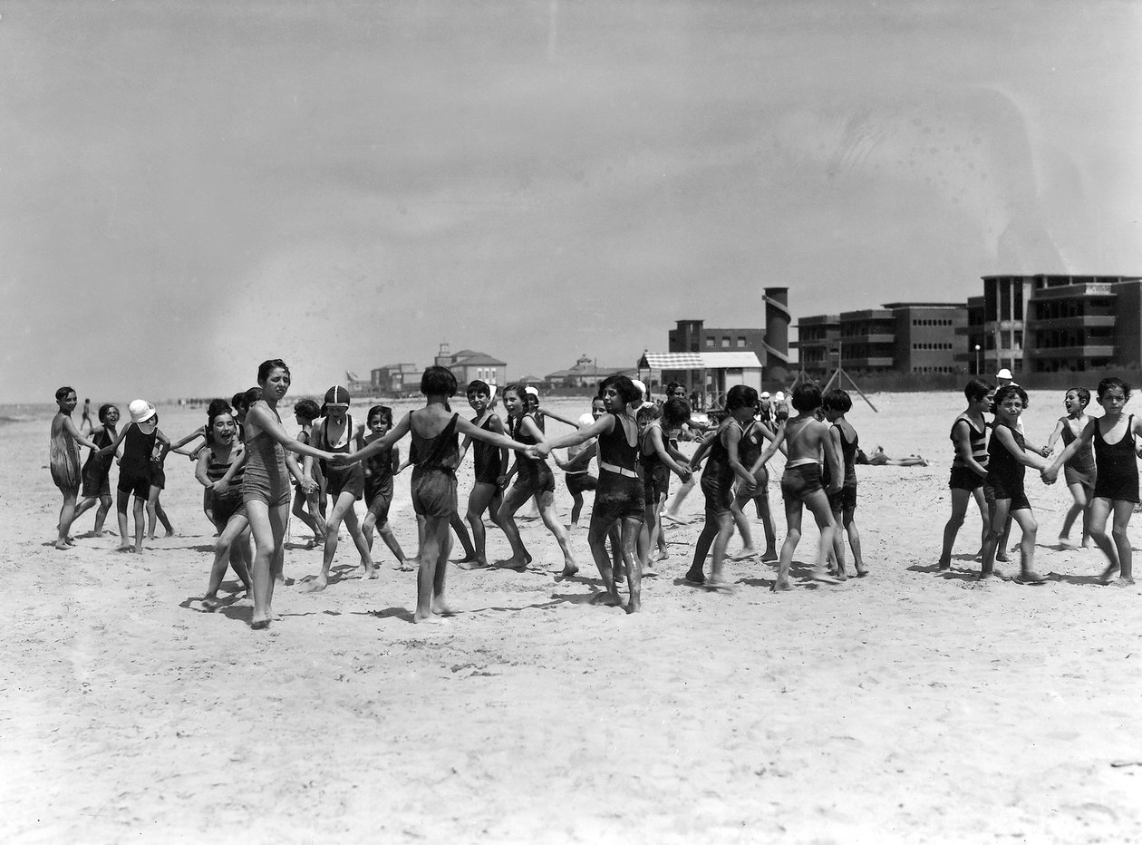 Villa Rosa Maltoni Mussolini: rekreasjon på stranden (s/hv-bilde) av Fratelli Alinari