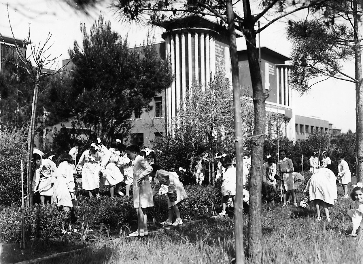 Villa Rosa Maltoni Mussolini: studenter utenfor instituttet, jobber i grønnsakshagen (s/hv-bilde) av Fratelli Alinari
