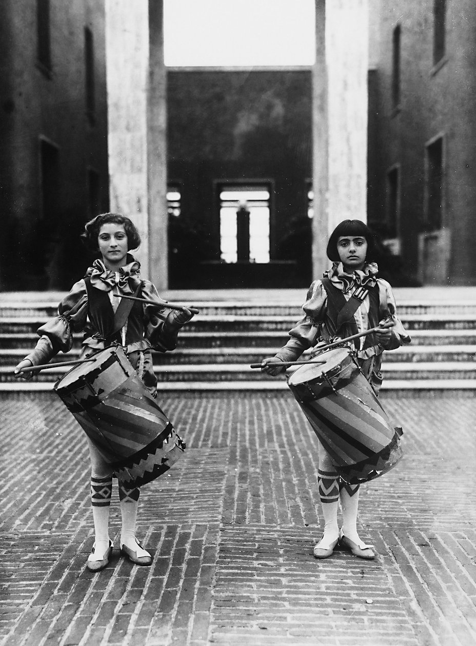 Villa Rosa Maltoni Mussolini: to unge jenter utkledd som sidegutter (s/hv-bilde) av Fratelli Alinari
