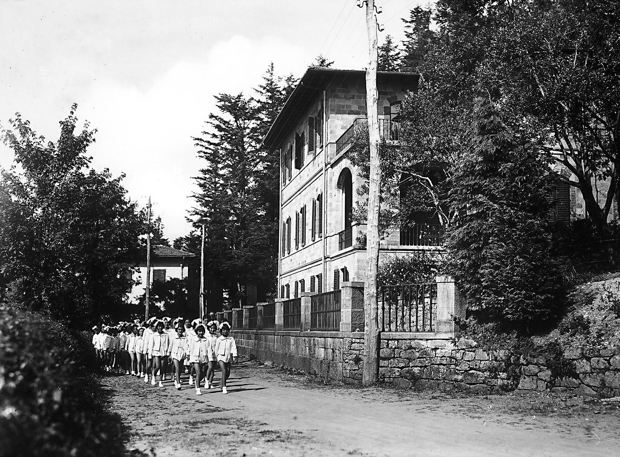 Villa Rosa Maltoni Mussolini: unge kvinnelige studenter på tur (s/hv-bilde) av Fratelli Alinari