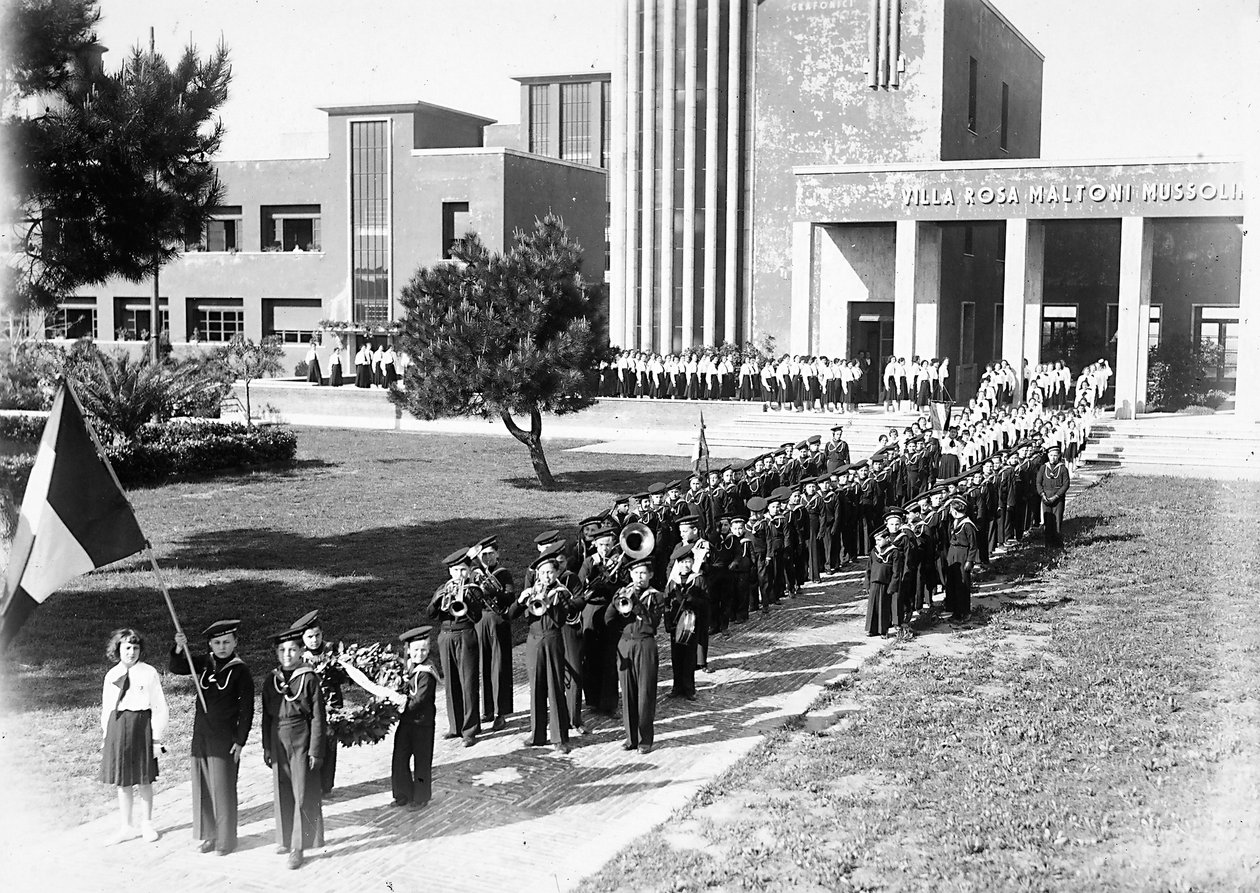 Villa Rosa Maltoni Mussolini: unge studenters band og parade (s/hv-bilde) av Fratelli Alinari