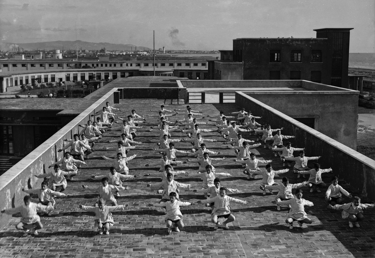 Villa Rosa Maltoni Mussolini: unge studenter som trener (s/hv-bilde) av Fratelli Alinari