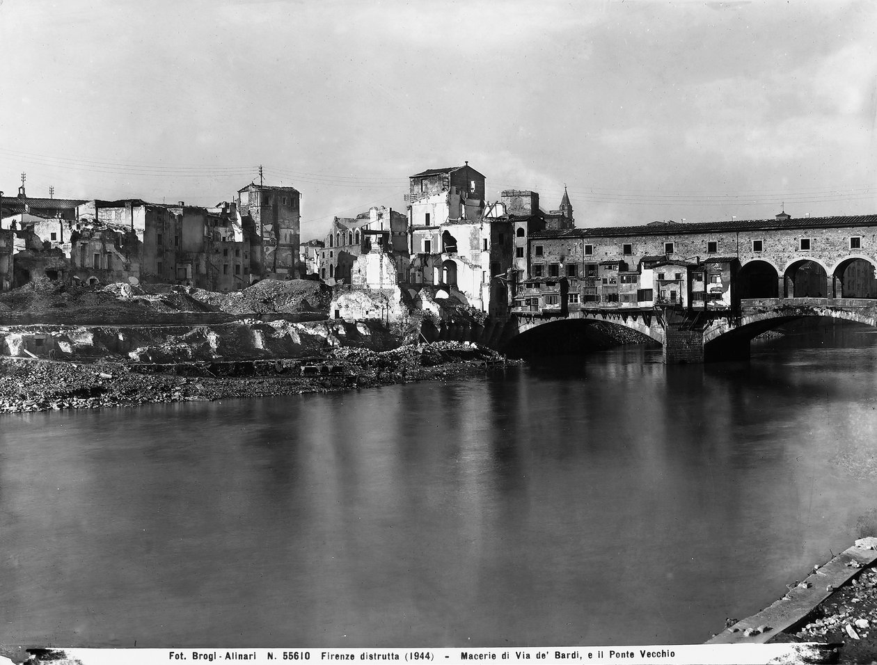 Andre verdenskrig: Skader forårsaket av bombingen i Via de'Bardi nær Ponte Vecchio, i Firenze. Dette fotografiet var tidligere en del av Brogi-samlingen, men tilhører nå Alinari-samlingen (s/hvitt-bilde) av Fratelli Alinari