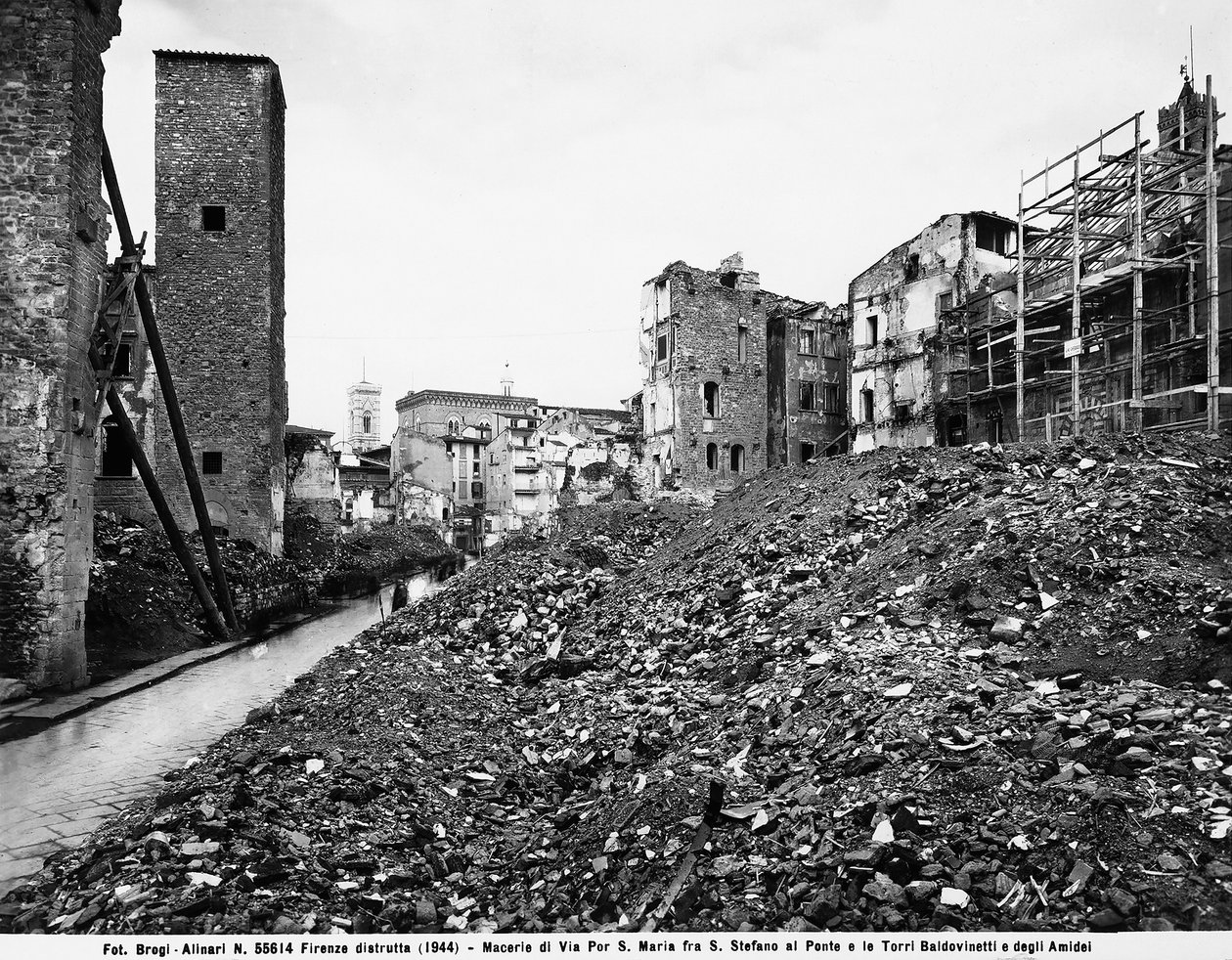 Andre verdenskrig: Utsikt over ruinene på Via Por Santa Maria mellom Santo Stefano al Ponte og tårnene i Baldovinetti og Amidei i Firenze, etter bombingen. Dette fotografiet var tidligere en del av Brogi-samlingen, men tilhører nå Alinari C av Fratelli Alinari