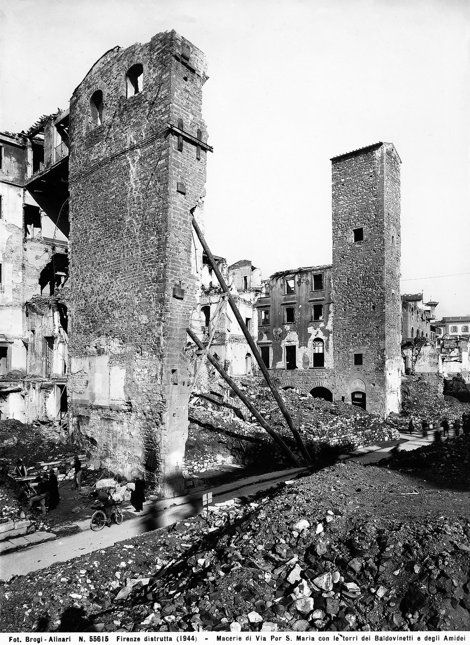 Andre verdenskrig: ruinene på Via Por Santa Maria med tårnene til Baldovinetti og Amidei i Firenze, etter bombingen. Dette fotografiet var tidligere en del av Brogi-samlingen, men tilhører nå Alinari-samlingen (s/hvitt-bilde) av Fratelli Alinari