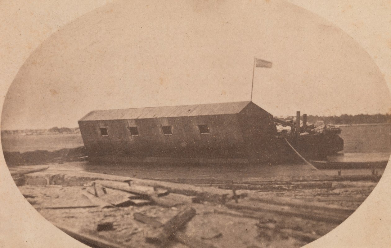 Bateria plutitoare a lui Hamilton, ancorată la capătul insulei Sullivan cu o noapte înainte de..., aprilie 1861. norvegian av Alma A. Pelot.