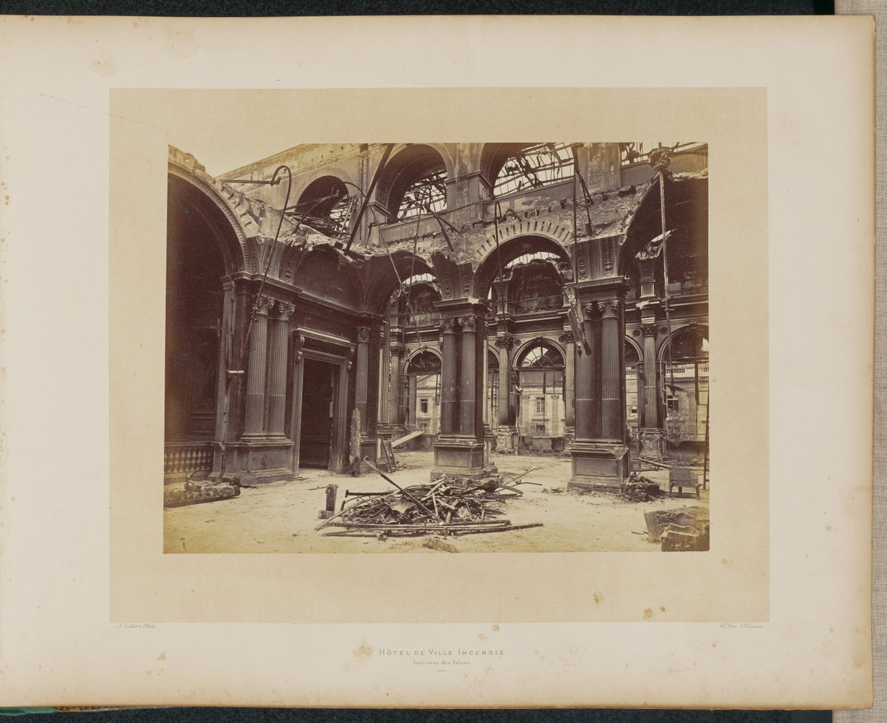 Det nedbrente Hôtel de Ville. Inngang til Salongene. av Alphonse J. Liébert