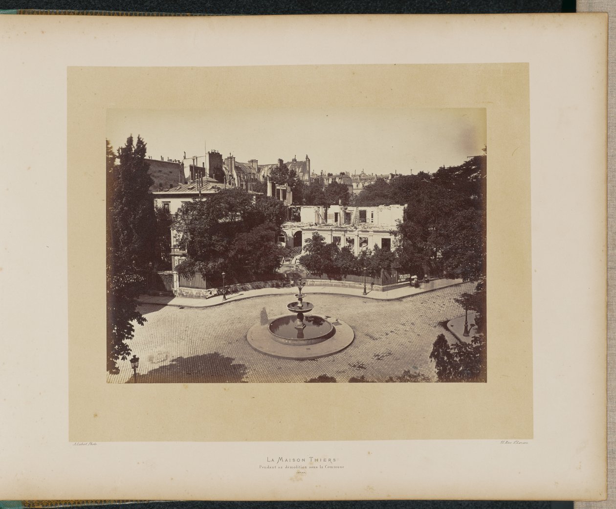 Thiers-huset under rivingen, under Kommunen. av Alphonse J. Liébert