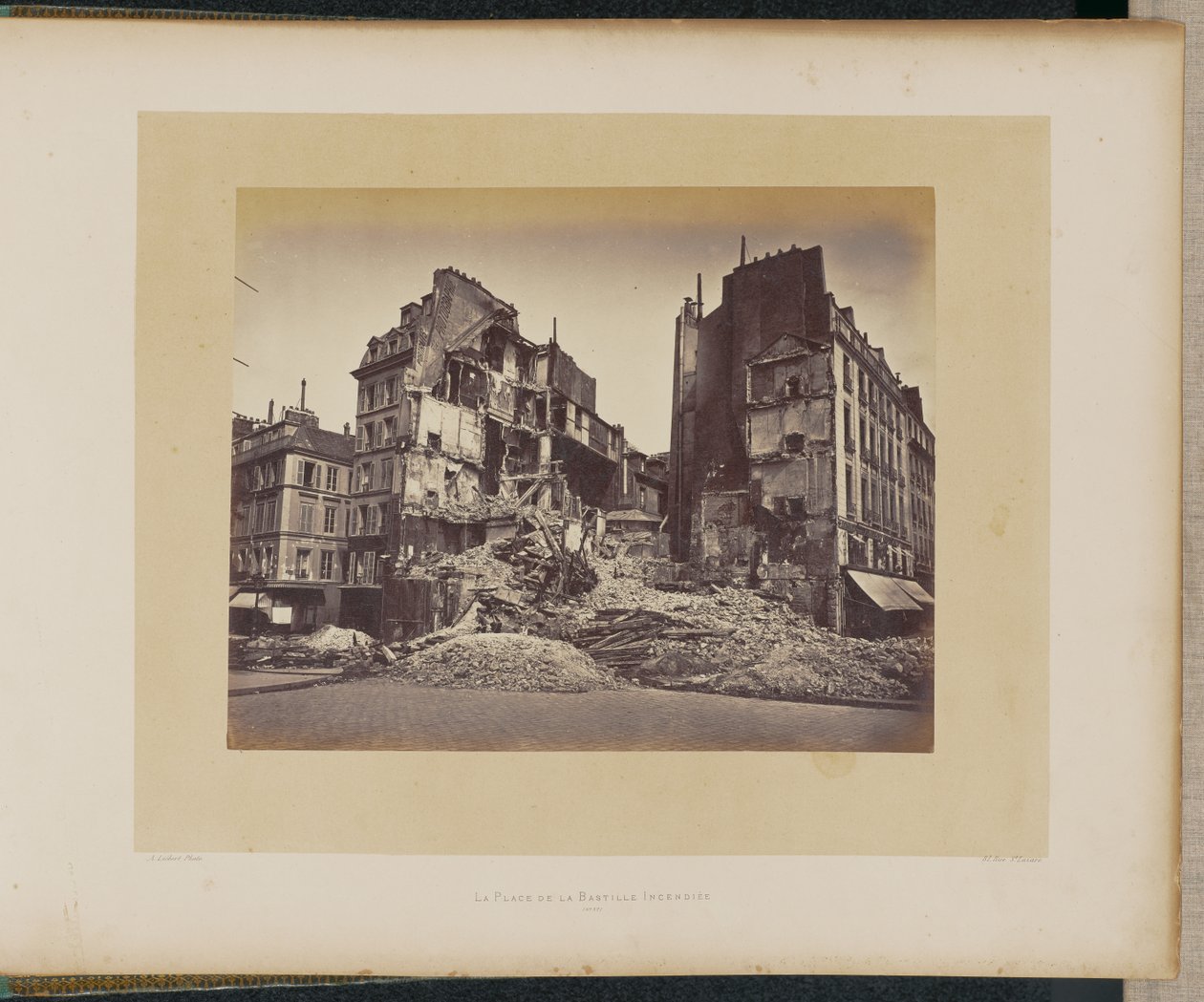 Den brennende Place de la Bastille. av Alphonse J. Liébert