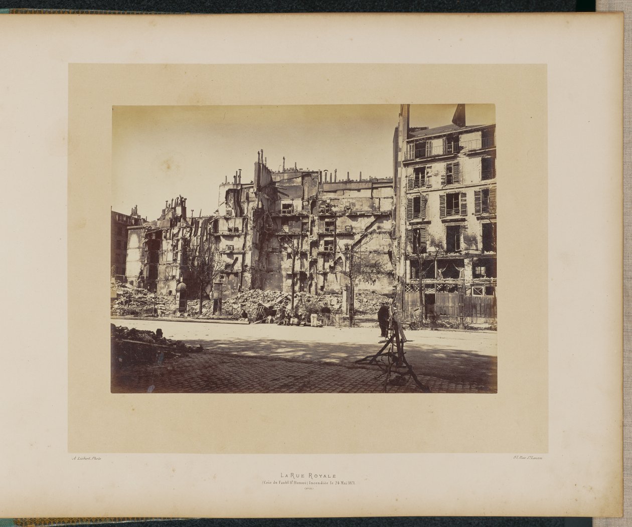 Rue Royale (hjørnet ved Faubourg Saint-Honoré), satt i brann 24. mai 1871. av Alphonse J. Liébert