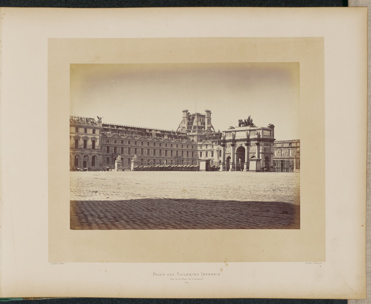 Tuileries-palasset i brann. Utsikt over Place du Carrousel. av Alphonse J. Liébert