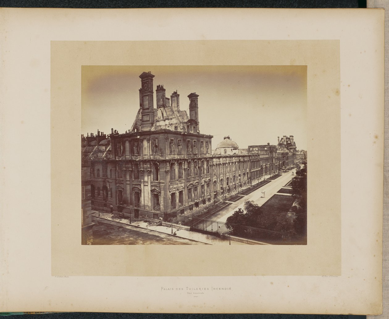 Det nedbrente Tuileries-palasset. Oversiktsbilde. av Alphonse J. Liébert