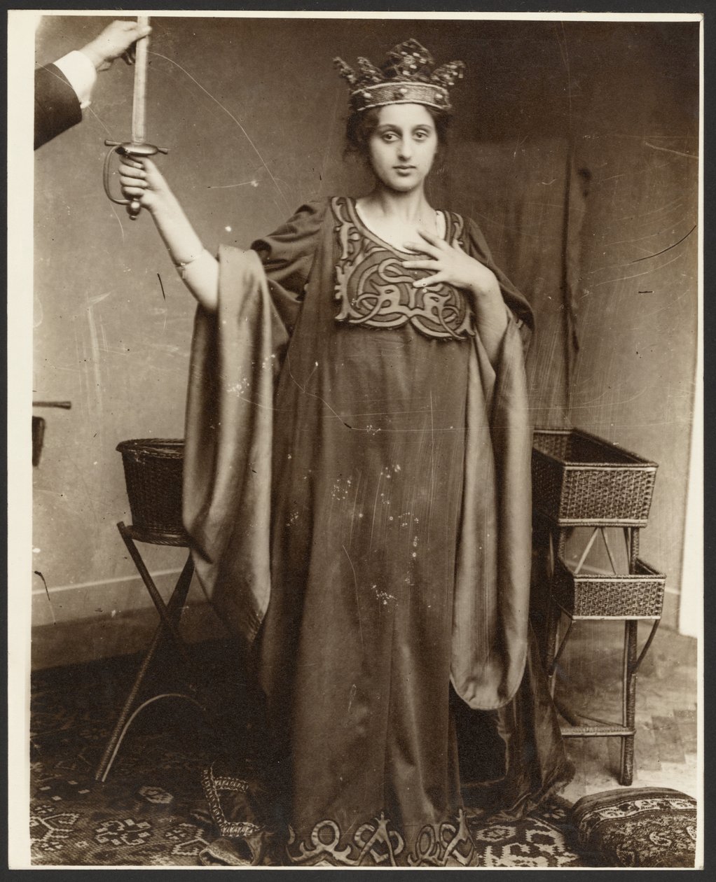 [Kvinnelig modell med krone og sverd] av Alphonse Maria Mucha