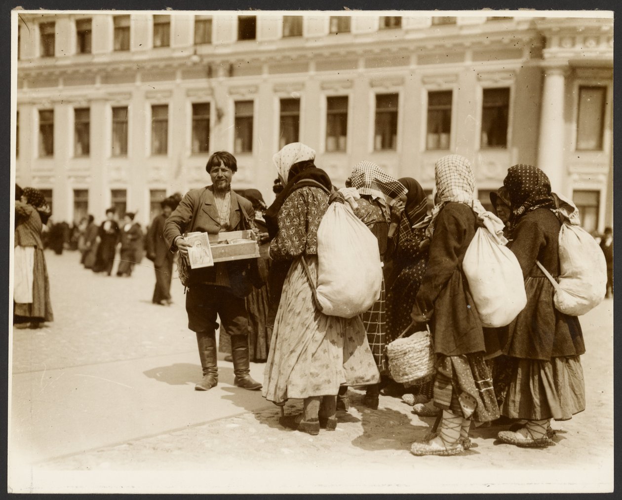 [Fotografier fra studieturen til Russland brukt til maleriet «Avskaffelsen av livegenskap i Russland» (1914), fra «Slavernes epos, Moskva»] av Alphonse Maria Mucha