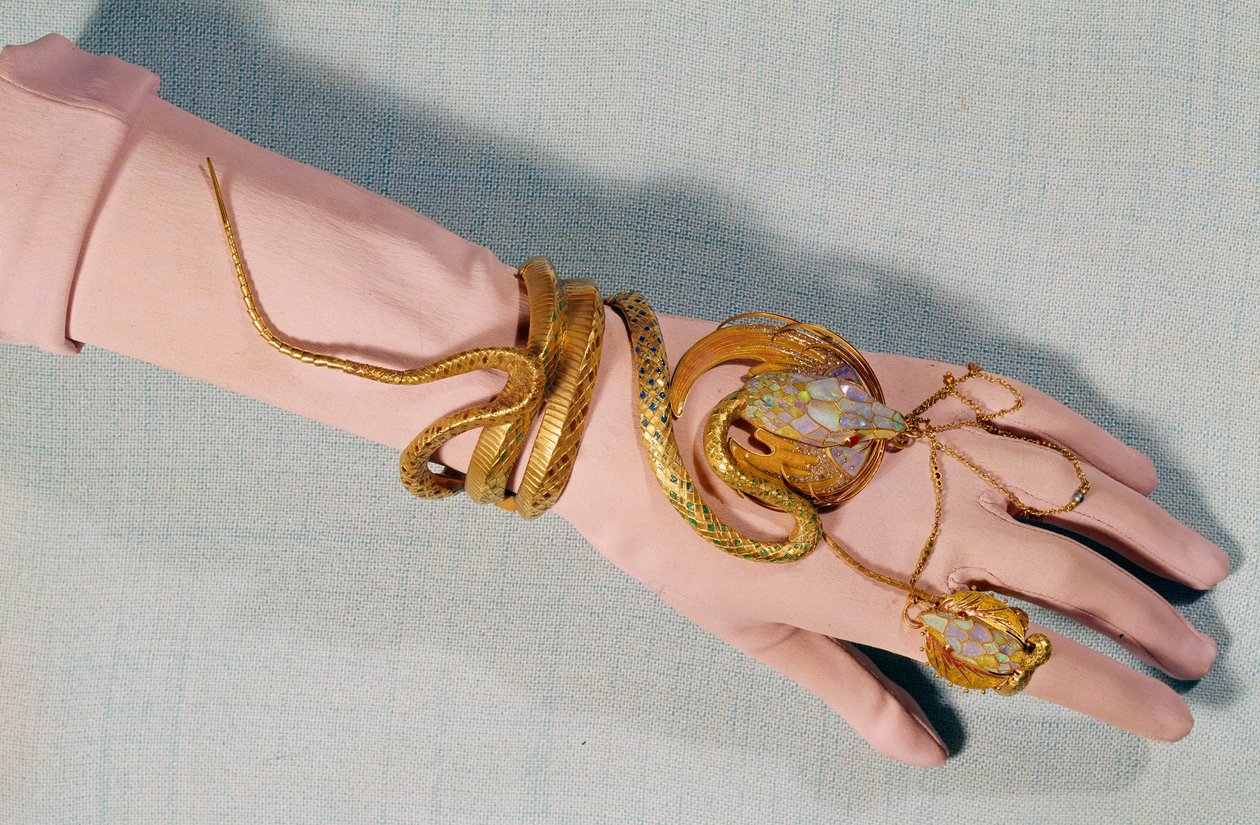 Armbånd og ring til komiker Henriette Rosine Bernard kalt Sarah Bernhardt (1844-1923). Regissert av Fouquet Michot. 1800-tallet. Privat samling av Alphonse Mucha