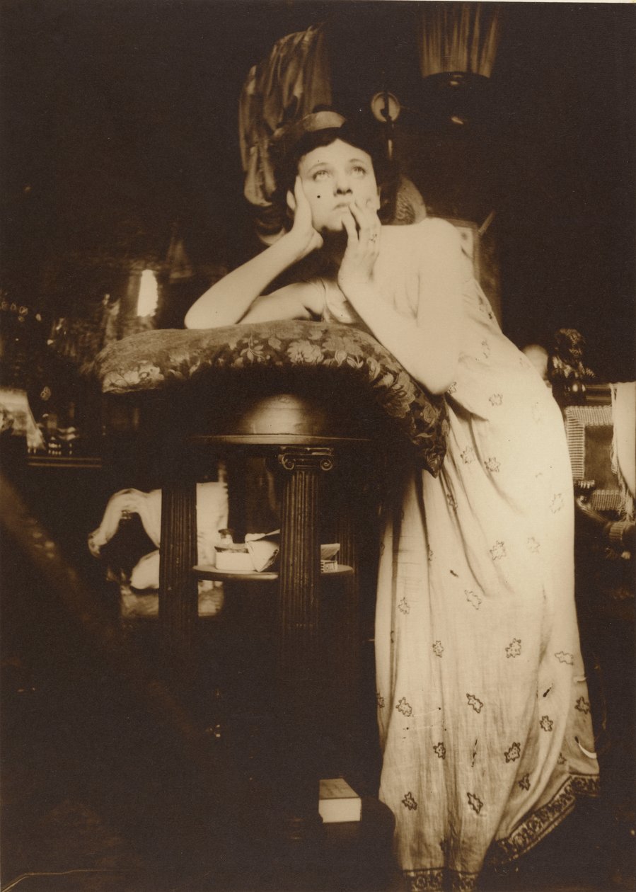 Kvinnelig modell med tiara, Paris, 1899 (sepiatonet gelatinsølvtrykk) av Alphonse Mucha