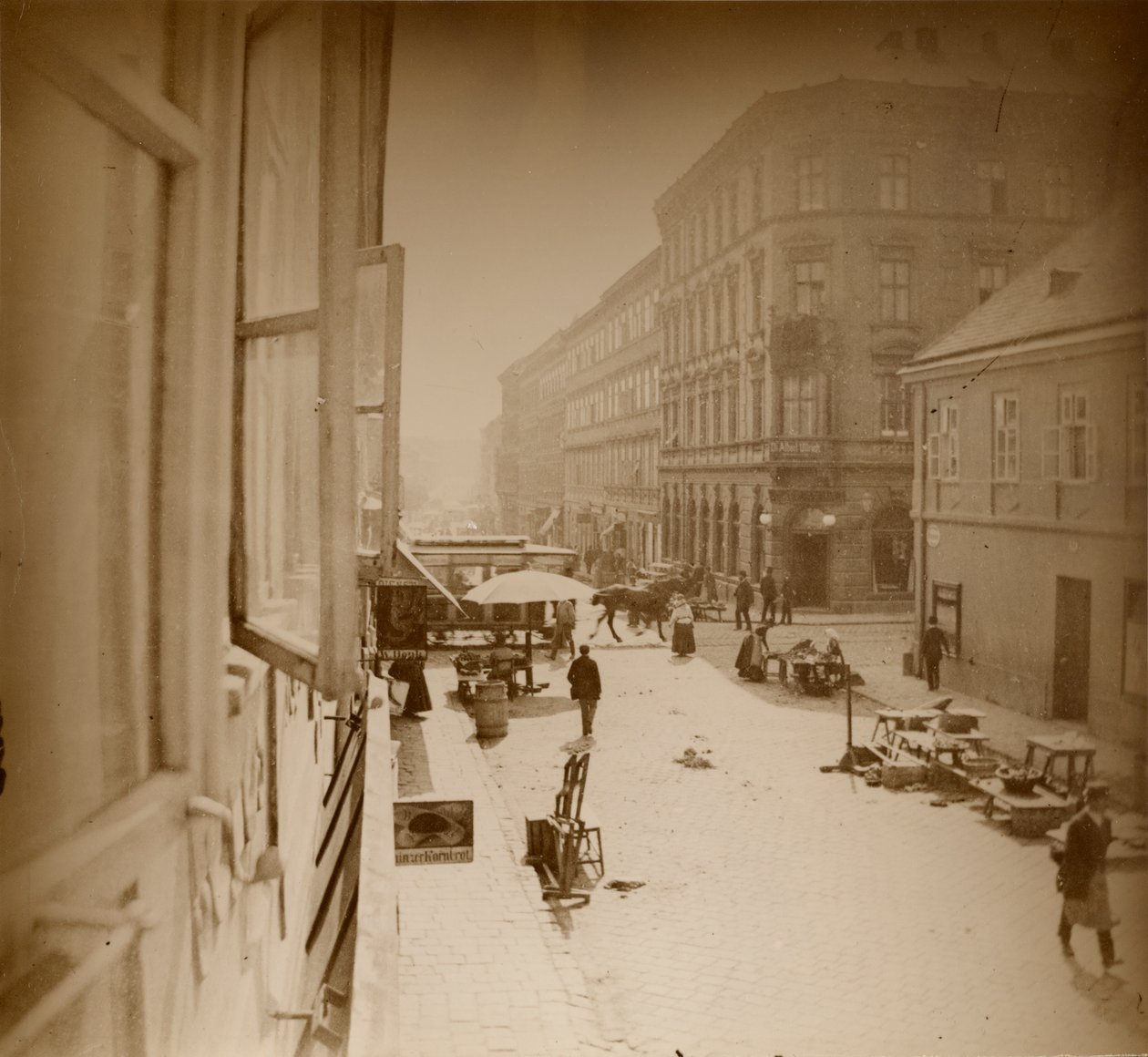Utsikt fra vinduet til Muchas Apartment, nær Amalienstrasse, München, 1886 (gelatinsølvtrykk) av Alphonse Mucha