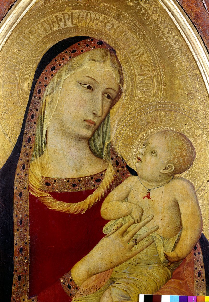 Jomfru og barn, detalj. Triptych av den hellige aktor. Madonnaen bærer et slør og en ring på fingeren på hånden. Jesus Kristus bærer et halskjede med et korallheng. Maleri av Ambrogio Lorenzetti (1285-rundt 1348) av Ambrogio Lorenzetti