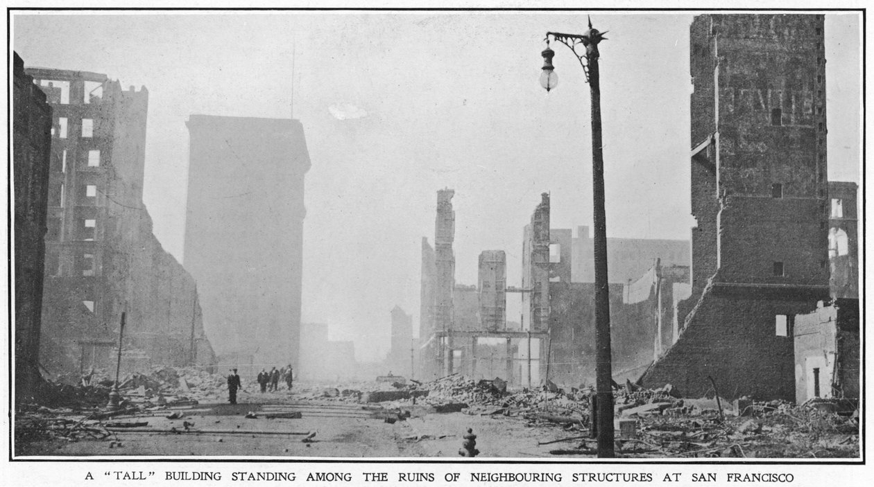 En hel bygning som står blant ruinene av nærliggende strukturer etter jordskjelvet i San Francisco i 1906, 1906 av American Photographer