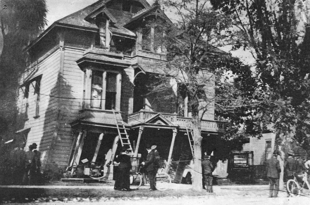 Et hus på randen av kollaps etter jordskjelvet i San Francisco i 1906, 1906 av American Photographer