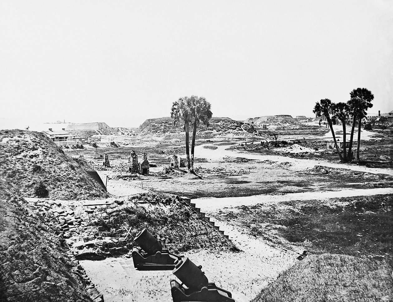 Forlatte mørtler og tomme konfødererte festningsverk ved siden av Fort Moultrie på Sullivans Island, Charleston Harbor, South Carolina, 1865 av American Photographer