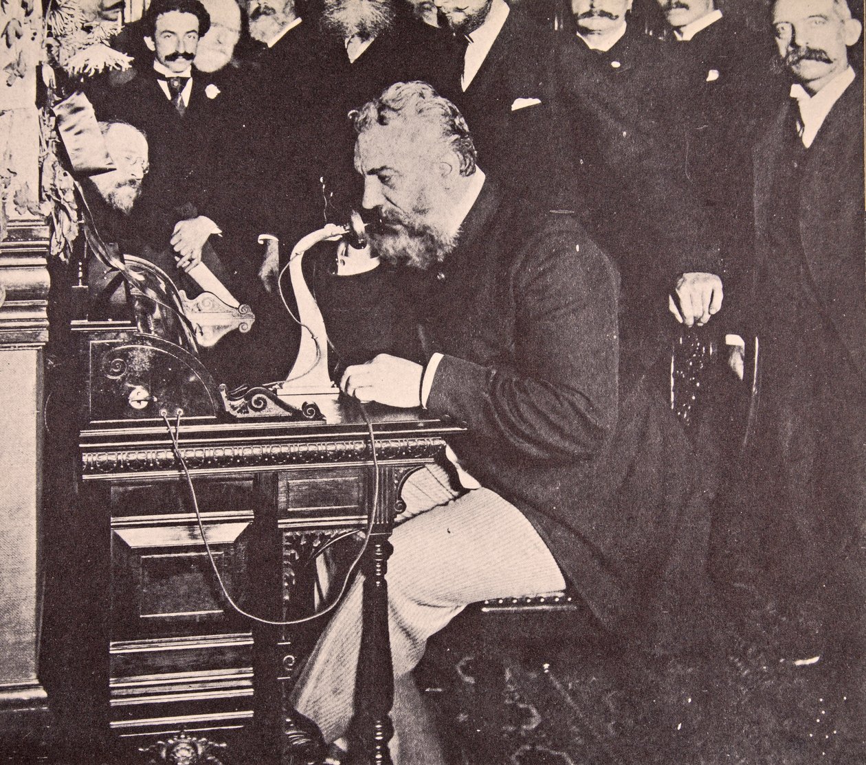 Alexander Graham Bell foretok den første samtalen mellom New York og Chicago, 1892 av American Photographer