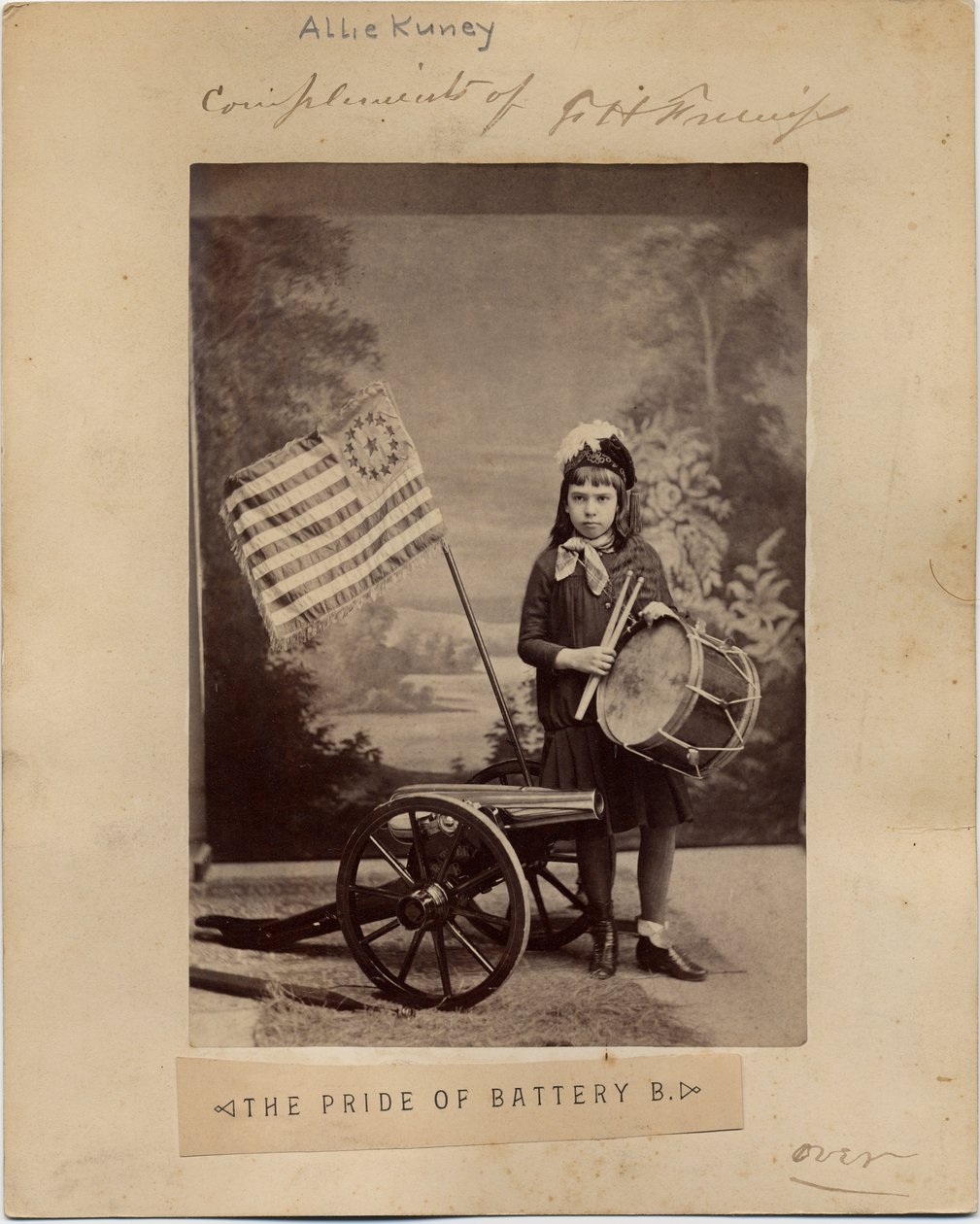 Allie Kunie, i kostyme som jenta fra diktet The Pride of Battery B, av Frank H Gassaway vist i 336831, baksiden av dette bildet (albumfotografi) av American Photographer