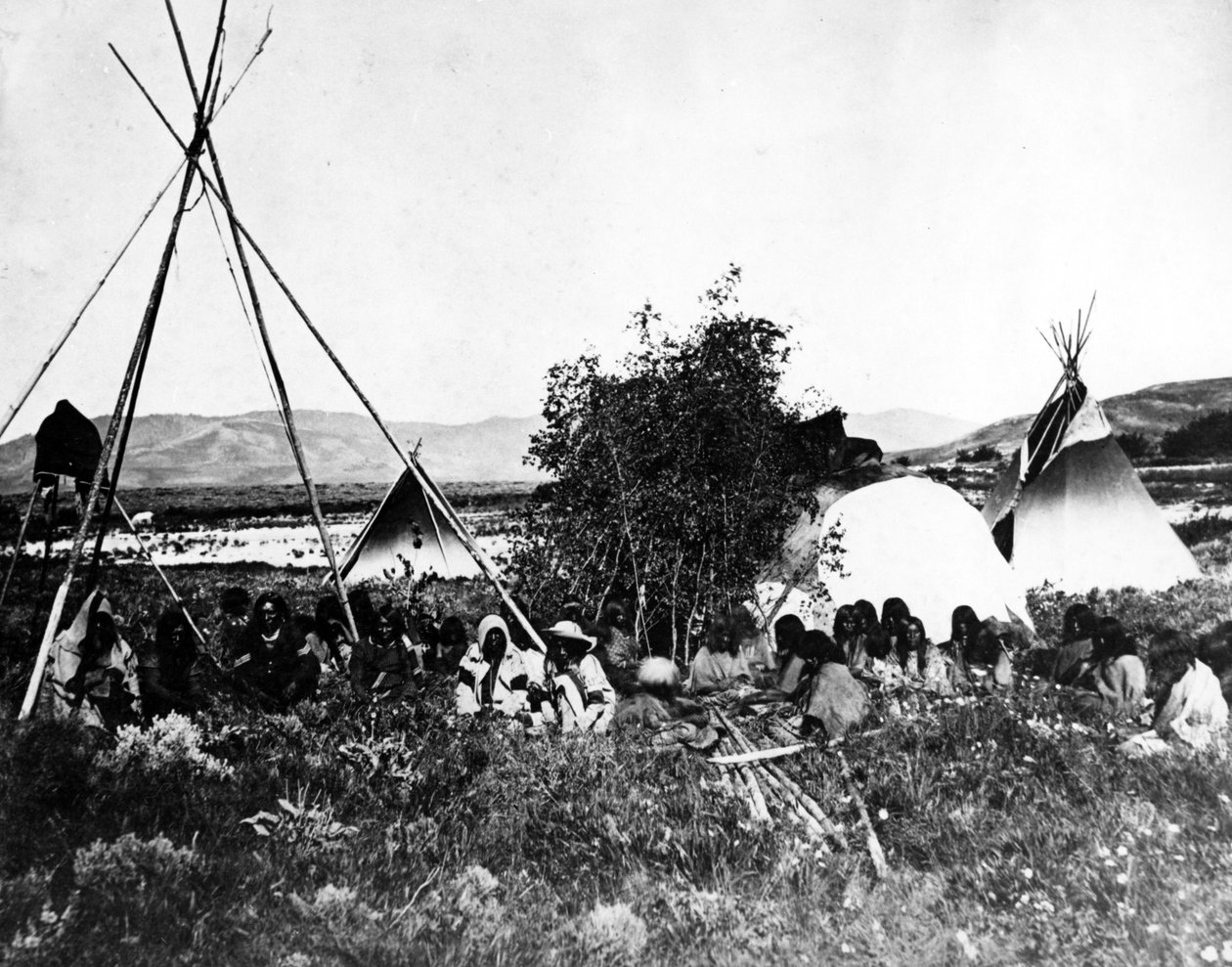 Amerikanske indianere med tipier, ca. 1870-tallet av American Photographer