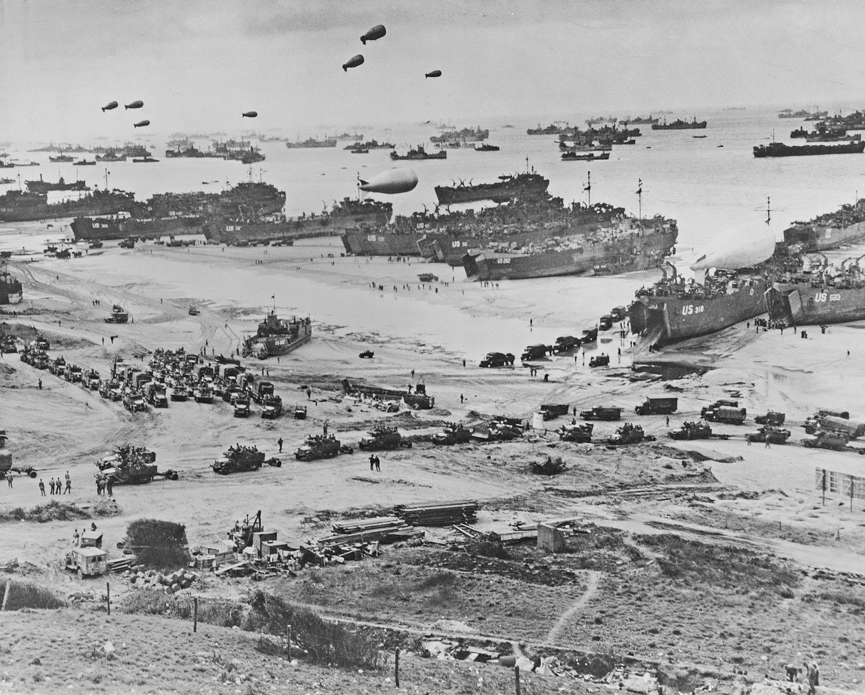 Fugleperspektiv av landgangsfartøyer, sperreballonger og allierte tropper som lander i Normandie, Frankrike på D-dagen, 6. juni, 1944 (gelatinsølvtrykk) av American Photographer