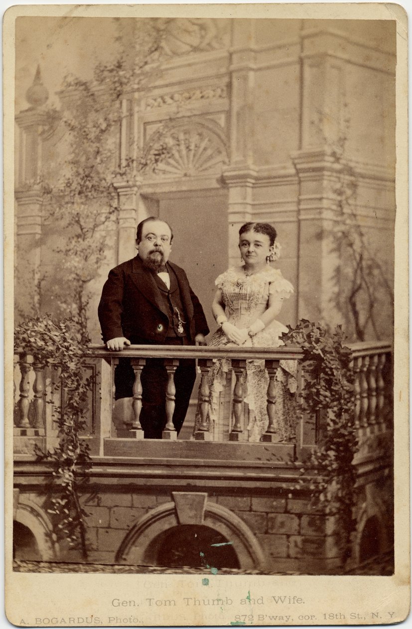 Charles Sherwood Stratton, pseudonym: General Tom Thumb (1838-83) og Mercy Lavinia Warren Bump (1841-1919), hans kone, kjent som Mrs Tom Thumb, artister og dverger; foto av A Bogardus, New York (al av American Photographer