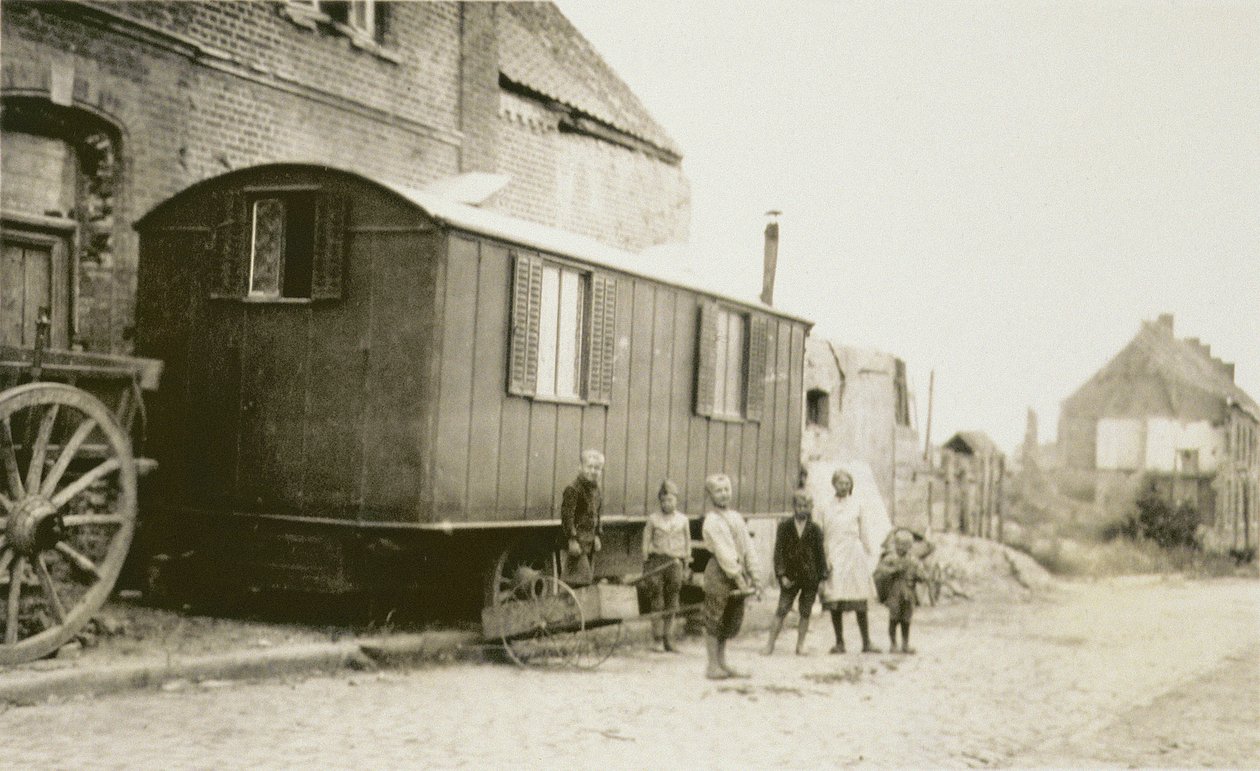 Barn og familier i Frankrike etter første verdenskrig, Lens, Pas-de-Calais, 1919 av American Photographer