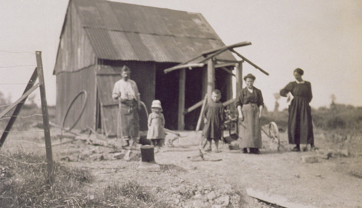 Barn og familier i Frankrike etter første verdenskrig, Lens, Pas-de-Calais, 1919 av American Photographer
