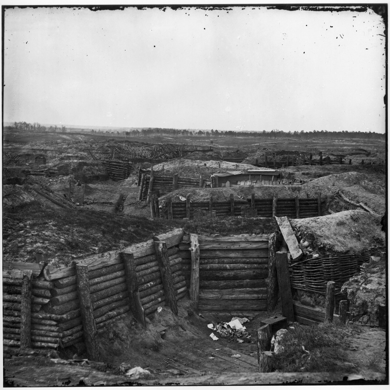 Konfødererte festningsverk med Chevaux-de-Frise utenfor, Petersburg, Virginia, april 1865 av American Photographer