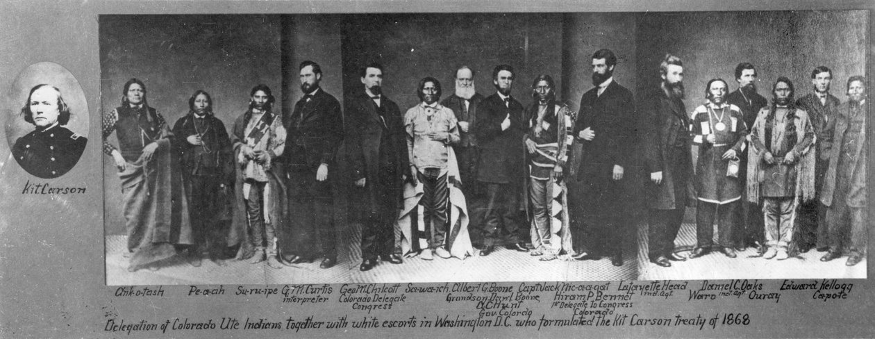 Delegasjon av Colorado Ute-indianere sammen med hvite eskorter i Washington, D.C., som formulerte Kit Carson-traktaten, 1868 av American Photographer