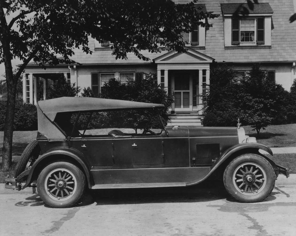 DuPont-bil foran huset, ca. 1919-30 av American Photographer
