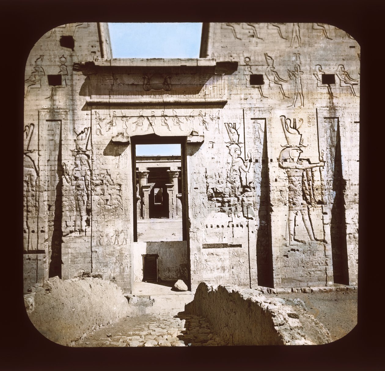 Edfu - Door of the Pylon (lanterneskyve) av American Photographer