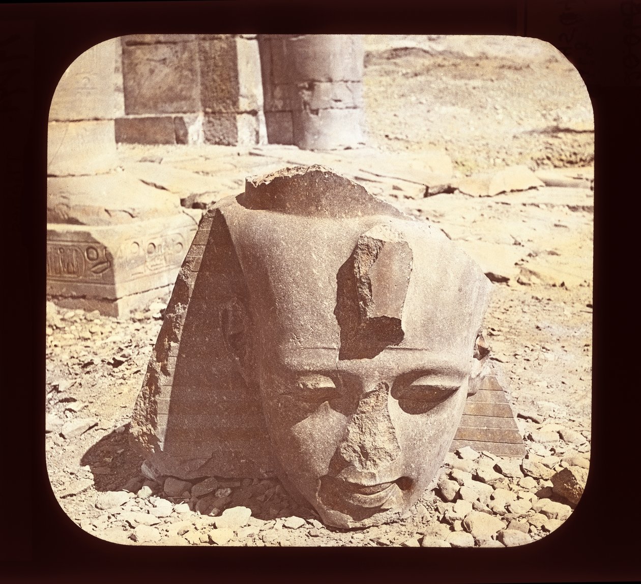 Egypt - Ramesseum, leder av kolossen til Ramses II, Theben (lyktsklie) av American Photographer