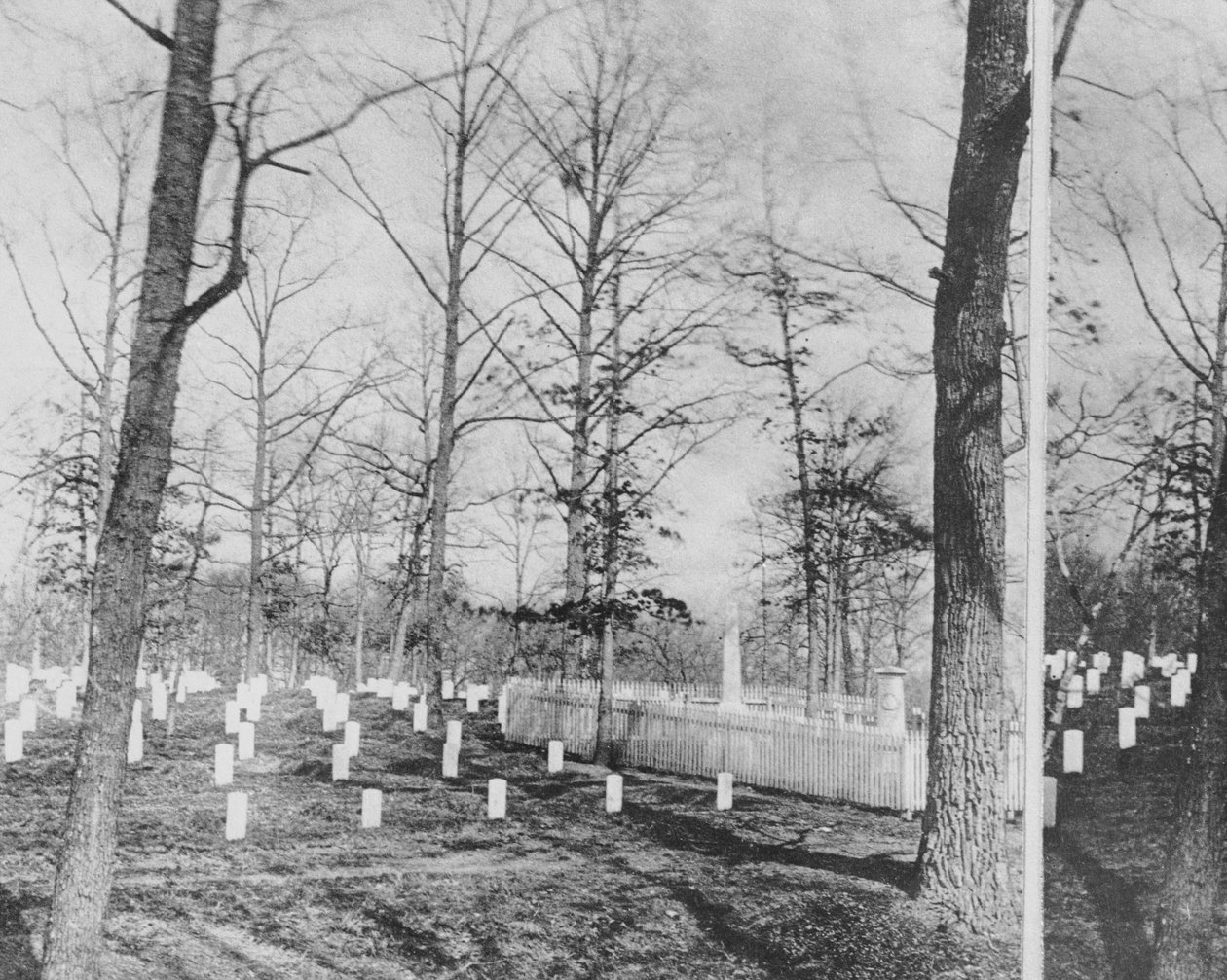 Gravene til Mr og Mrs Custis, omgitt av Union Dead, Arlington Cemetery av American Photographer