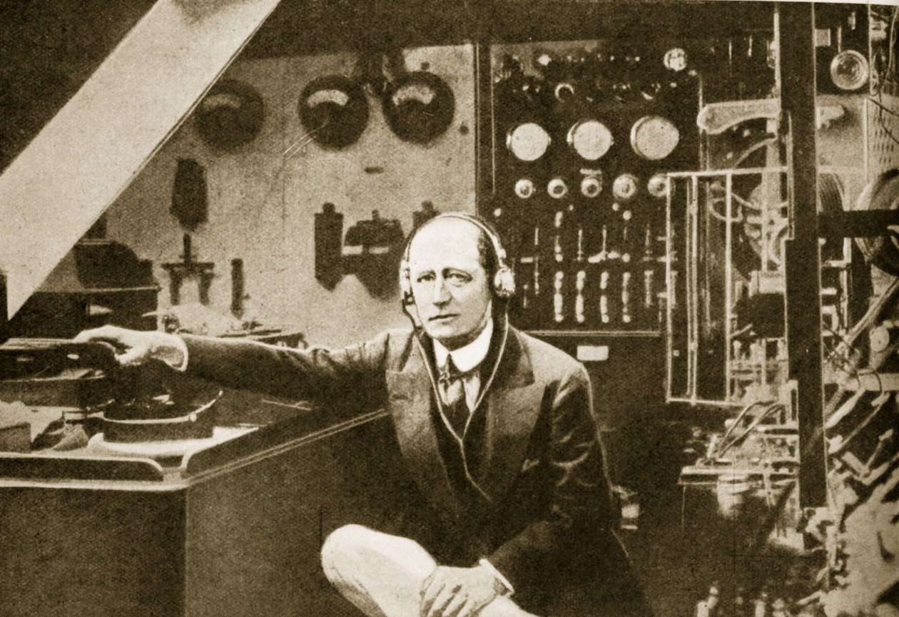 Guglielmo Marconi i den trådløse kabinen til yachten hans, Elettra (sepia-bilde) av American Photographer