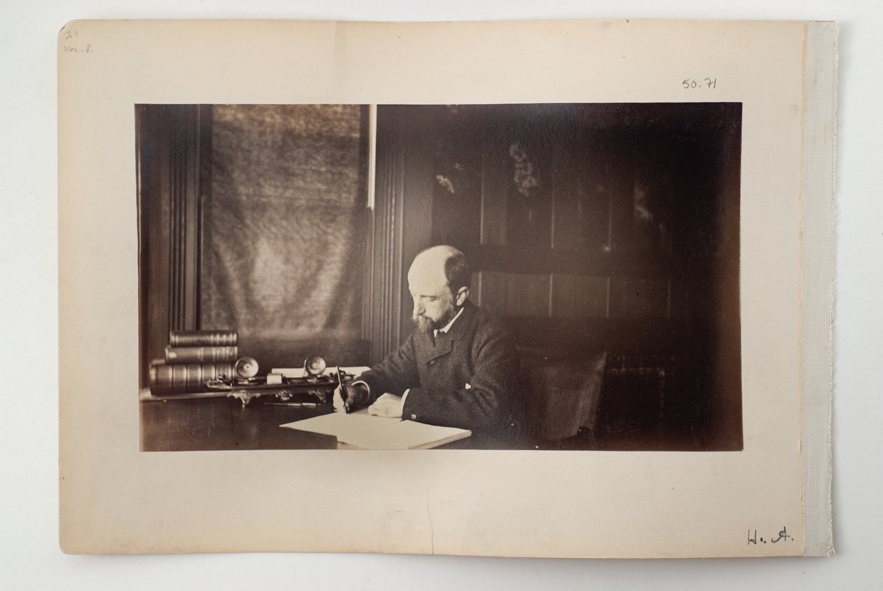 Henry Adams satt ved et skrivebord, 1883 av American Photographer